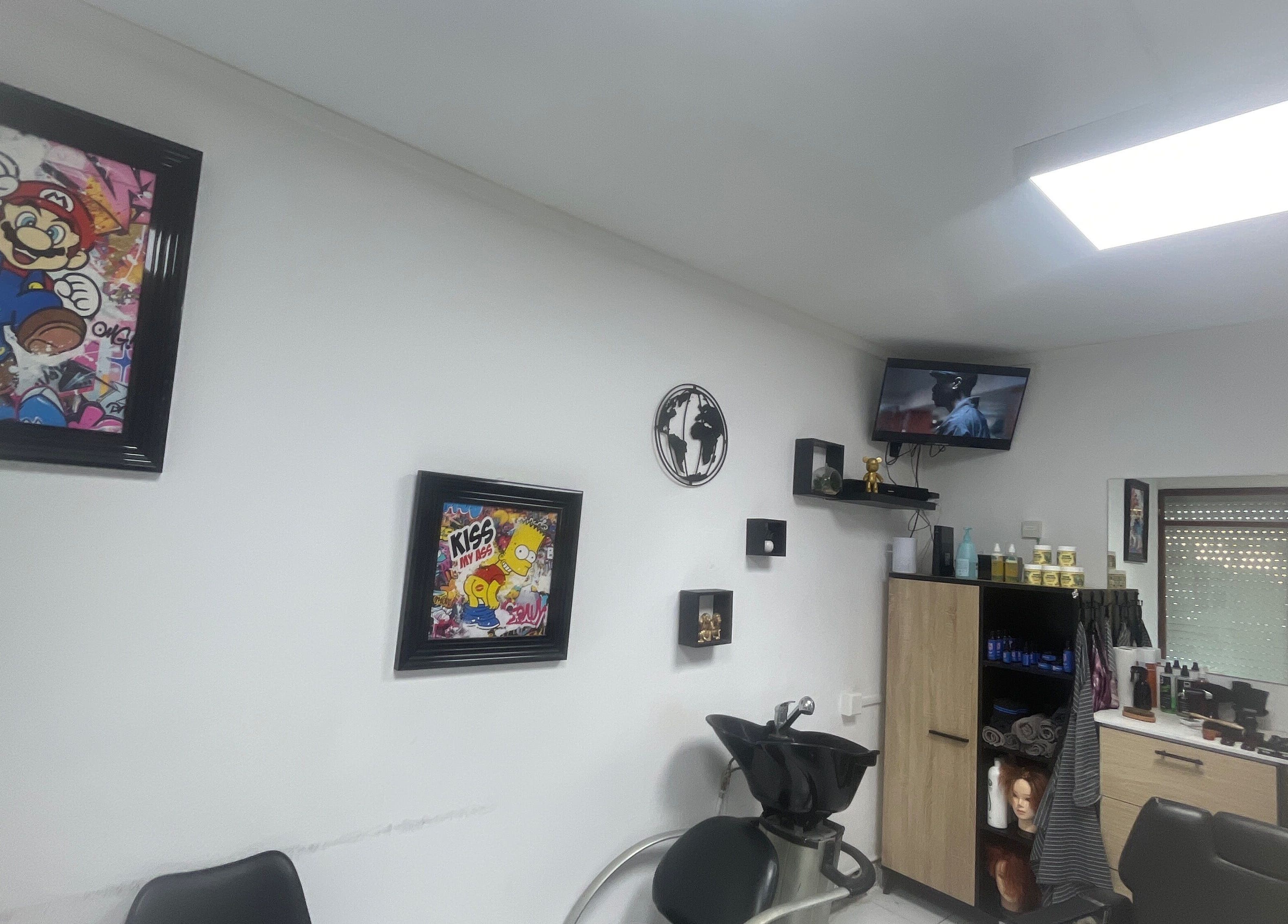 Intérieur de Universal’s barber à Le Moule, Grande-terre, GP avec décor moderne et oeuvre vive.