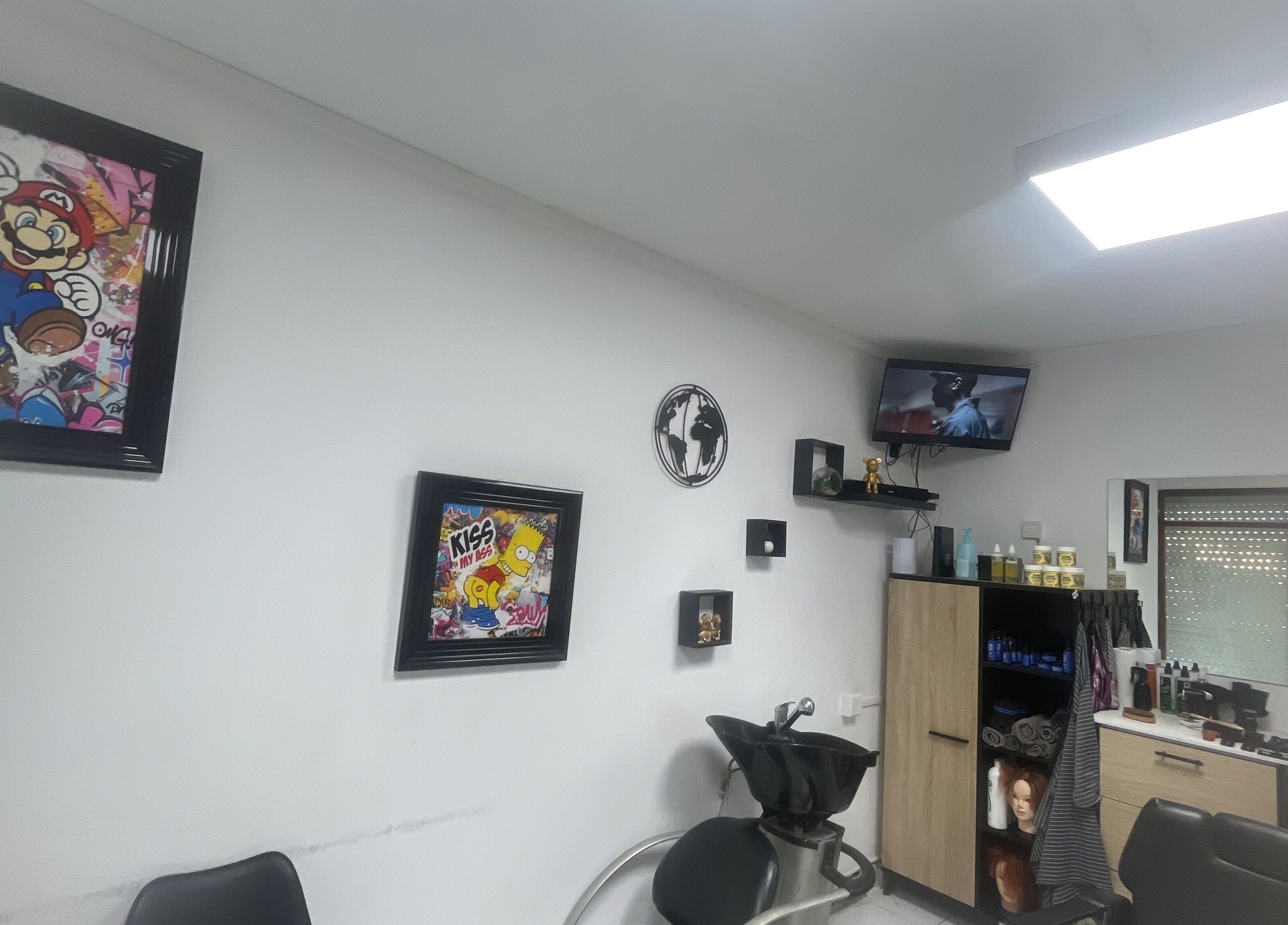 Intérieur de Universal’s barber à Le Moule, Grande-terre, GP avec décor moderne et oeuvre vive.