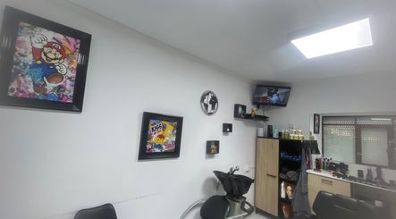 Intérieur de Universal’s barber à Le Moule, Grande-terre, GP avec décor moderne et oeuvre vive.