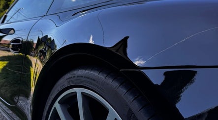 Zbliżenie na wypolerowane auto w CD AUTO DETAILING, Olesno, Województwo Małopolskie, PL.