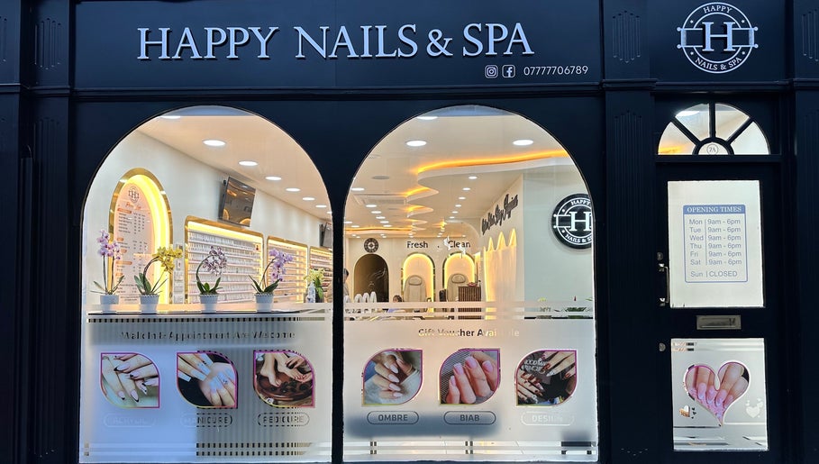 Mặt tiền Happy Nails Doncaster, tọa lạc tại Doncaster, England, GB với cửa sổ sáng và bảng hiệu nổi bật.