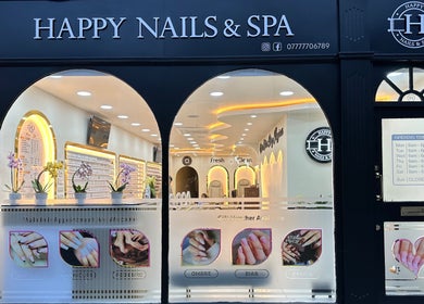 Mặt tiền Happy Nails Doncaster, tọa lạc tại Doncaster, England, GB với cửa sổ sáng và bảng hiệu nổi bật.