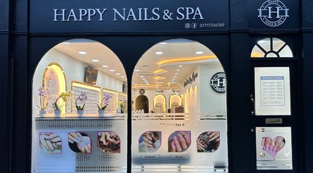 Mặt tiền Happy Nails Doncaster, tọa lạc tại Doncaster, England, GB với cửa sổ sáng và bảng hiệu nổi bật.