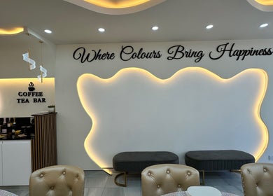 Không gian Happy Nails Doncaster ấm cúng với quầy cà phê, trà và ánh sáng hài hòa.