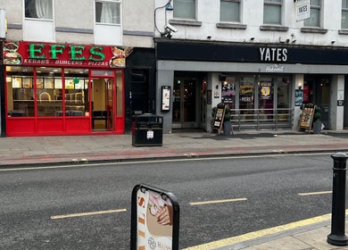 Hàng quán và biển hiệu Happy Nails Doncaster, Doncaster, England, GB trên phố nhộn nhịp.