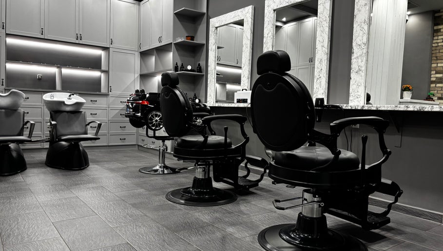 Κομψά καθίσματα κουρείου στο Gossheep Barbershop, Θεσσαλονίκη, GR.