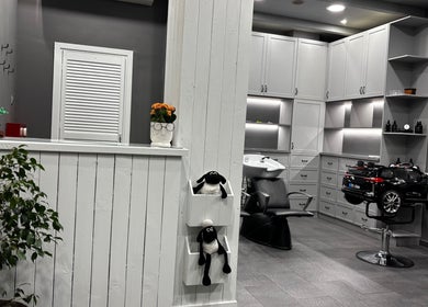 Εσωτερική διακόσμηση στο Gossheep Barbershop, Θεσσαλονίκη, GR με σκούρα ντουλάπια και φιλική ατμόσφαιρα.