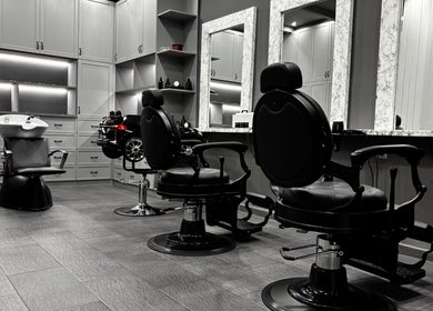 Εσωτερικός χώρος με καρέκλες στο Gossheep Barbershop, Θεσσαλονίκη GR, μοντέρνο και κομψό.