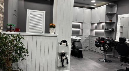 Μοντέρνος εσωτερικός χώρος στο Gossheep Barbershop, Θεσσαλονίκη, GR με καρέκλες και διακόσμηση.
