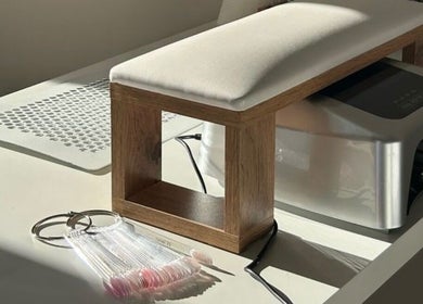 Mesa de manicura en Prana Studio, Montevideo, Departamento De Montevideo, UY, con lámpara UV y herramientas.