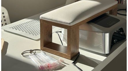 Mesa de manicura en Prana Studio, Montevideo, Departamento De Montevideo, UY, con lámpara UV y herramientas.