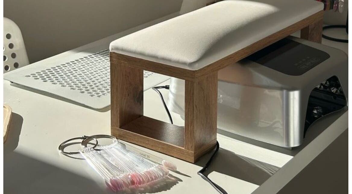 Mesa de manicura en Prana Studio, Montevideo, Departamento De Montevideo, UY, con lámpara UV y herramientas.