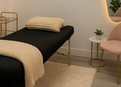 Sala de terapia en Prana Studio, Montevideo, Departamento De Montevideo, UY, con una camilla moderna y decoración acogedora.