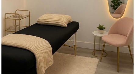 Sala de terapia en Prana Studio, Montevideo, Departamento De Montevideo, UY, con una camilla moderna y decoración acogedora.