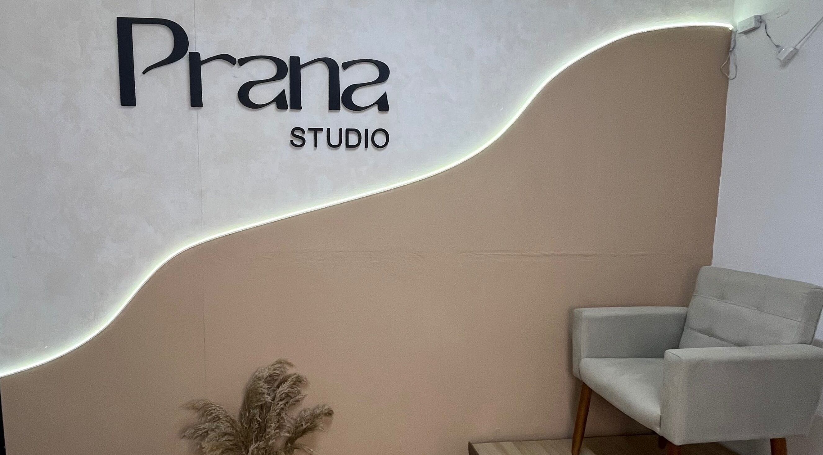 Interior de Prana Studio en Montevideo, Departamento De Montevideo, UY, con silla y decoración moderna.