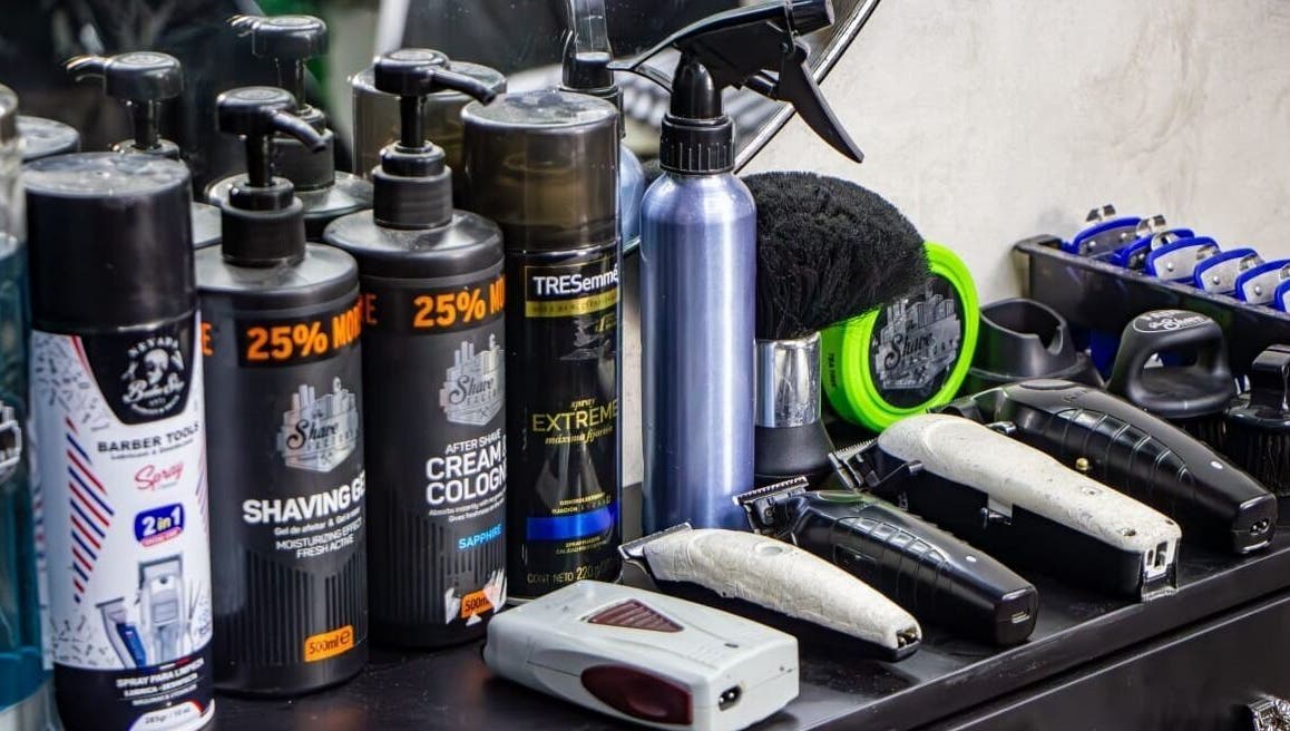Productos de barbería en D'Ransel barbershop, La Habana, CU, incluyendo maquinillas y geles especiales.