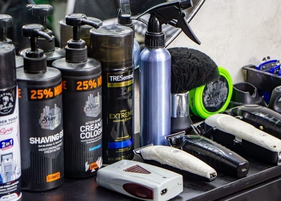 Productos de barbería en D'Ransel barbershop, La Habana, CU, incluyendo maquinillas y geles especiales.