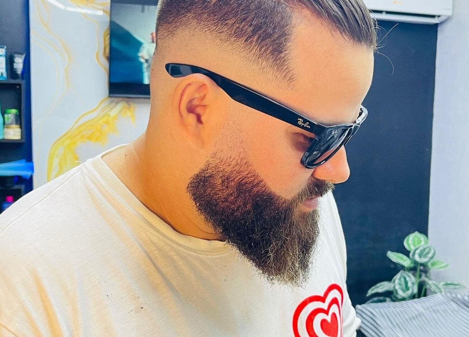 Cliente en D'Ransel barbershop, La Habana, CU, con corte moderno y barba cuidada.