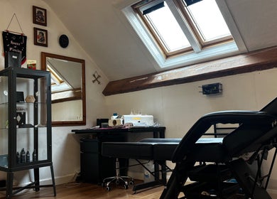 Cozy interior of Houzeofpiercing in Dublin, County Dublin, IE, showcasing a modern piercing setup under skylights.