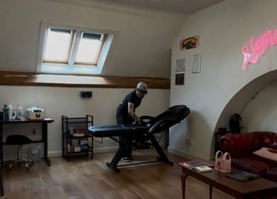 Houzeofpiercing's stylish studio interior in Dublin, County Dublin, IE, featuring a modern setup and cozy ambiance.