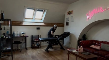 Houzeofpiercing's stylish studio interior in Dublin, County Dublin, IE, featuring a modern setup and cozy ambiance.