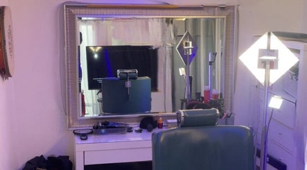 Poste de coiffure moderne chez bhm barber à Vernier, Genève, CH, avec miroir et équipement de salon.