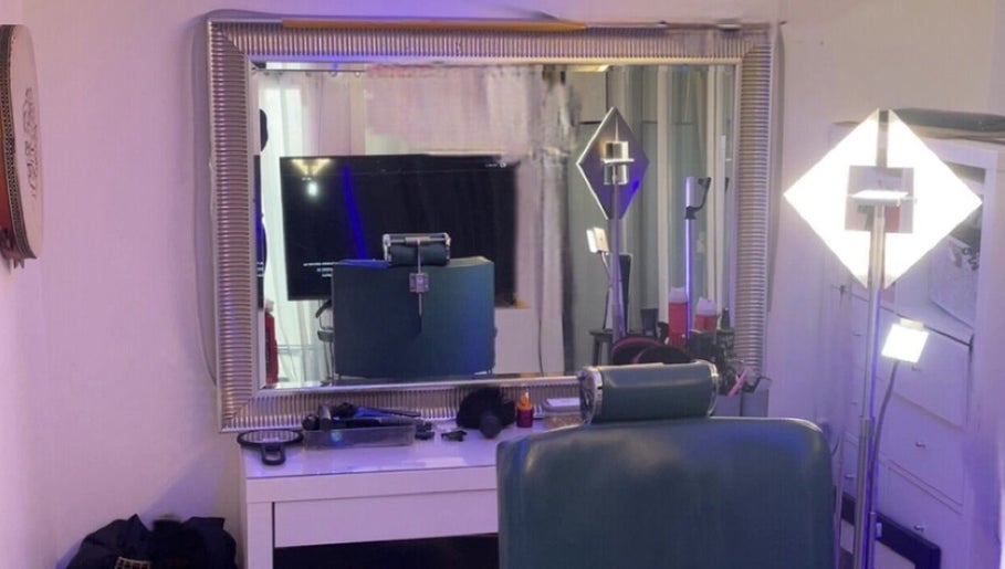 Intérieur moderne du bhm barber à Vernier, Genève, CH avec miroir élégant et éclairage professionnel.