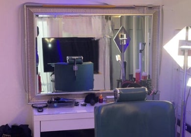 Intérieur moderne du bhm barber à Vernier, Genève, CH avec miroir élégant et éclairage professionnel.