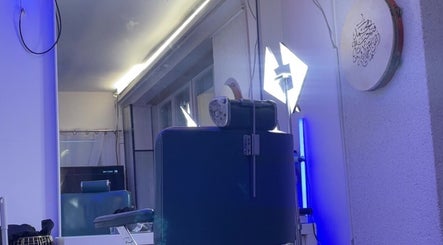 Intérieur moderne de bhm barber à Vernier, Genève, CH, avec un éclairage bleu sophistiqué.