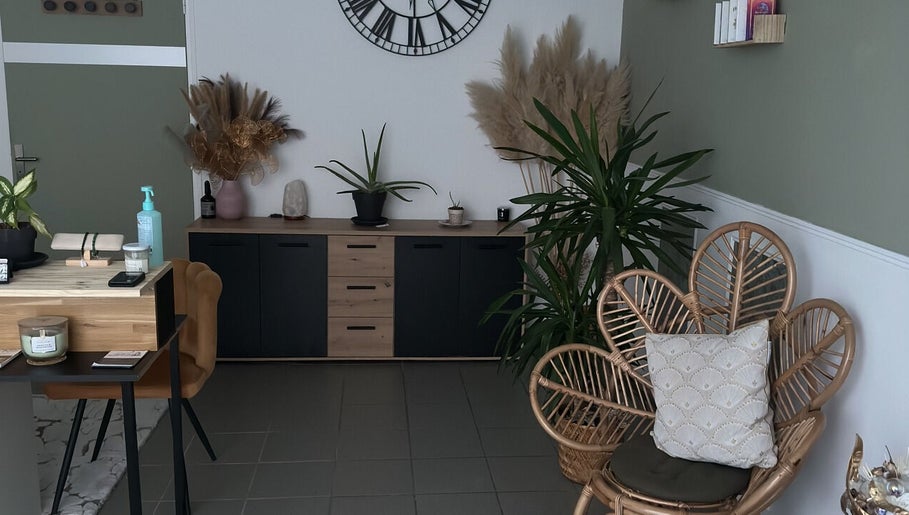 Coin apaisant chez L'instant douceur, Maillot, Bourgogne-franche-comté, FR. Meubles modernes et plantes chic.