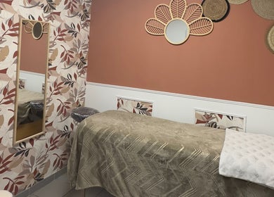 Salle de soin élégante à L’instant douceur, Maillot, Bourgogne-Franche-Comté, FR avec décoration murale apaisante.