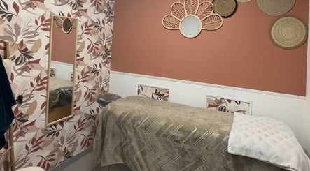 Salle de soin élégante à L’instant douceur, Maillot, Bourgogne-Franche-Comté, FR avec décoration murale apaisante.