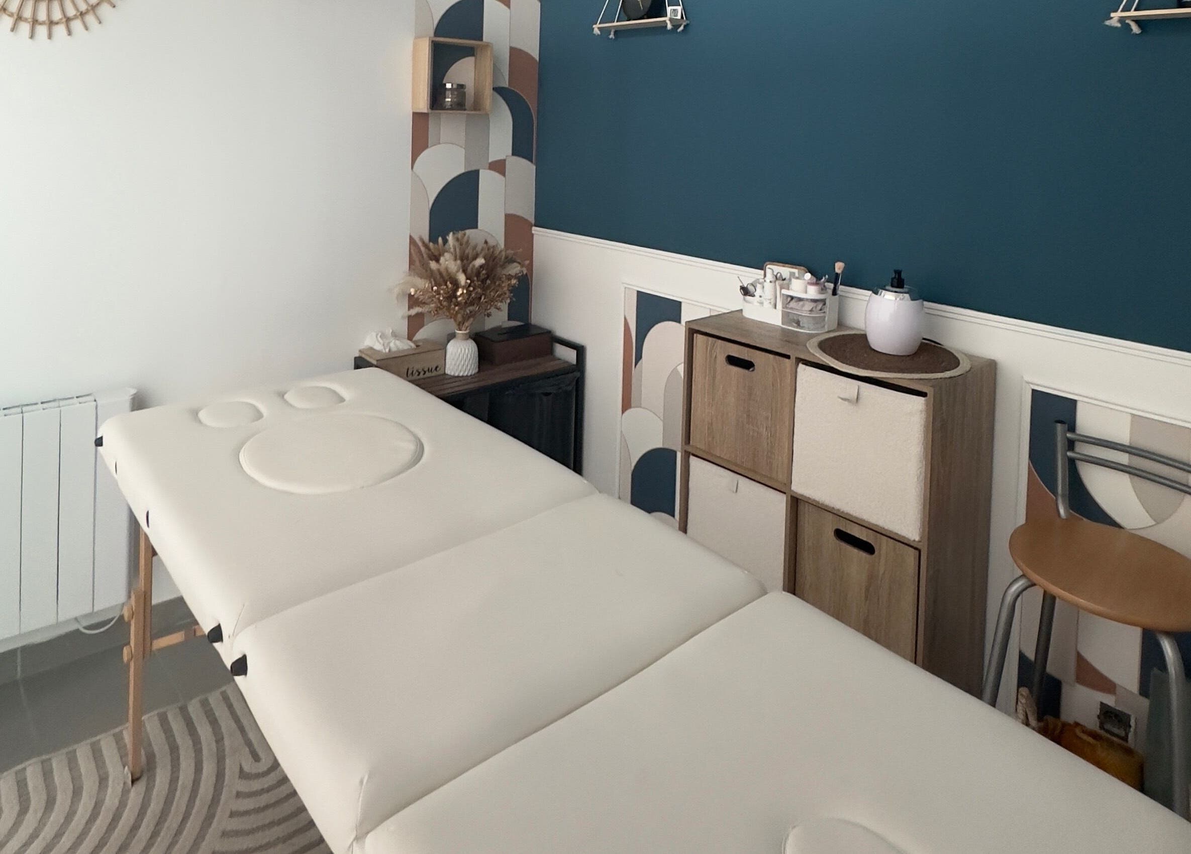 Salle de massage à L’instant douceur, Maillot, Bourgogne-franche-comté, FR, avec une ambiance apaisante.