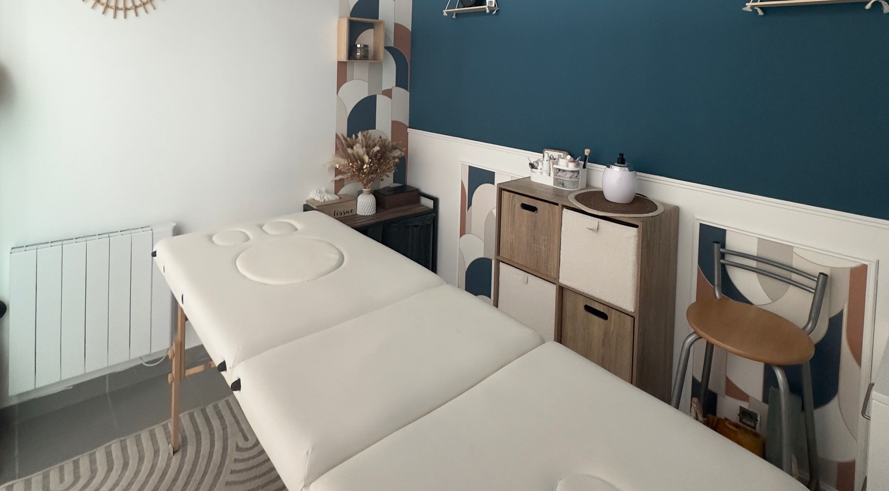 Salle de massage à L’instant douceur, Maillot, Bourgogne-franche-comté, FR, avec une ambiance apaisante.