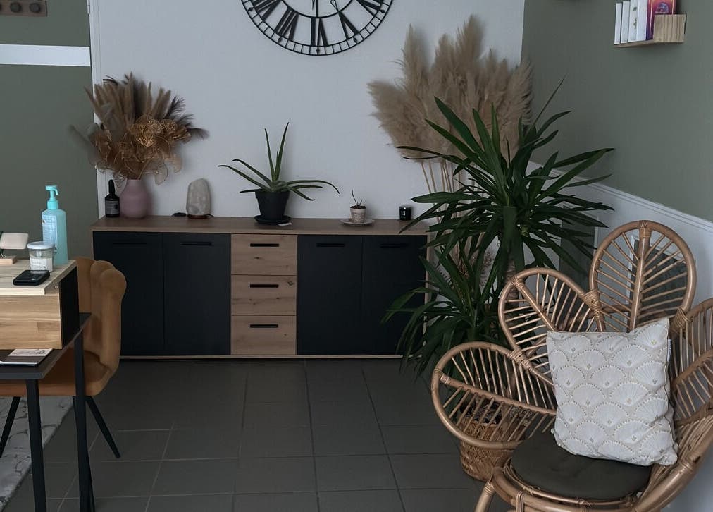 Coin détente élégant chez L’instant douceur à Maillot, Bourgogne-franche-comté, FR, décoré de plantes et fauteuil en osier.