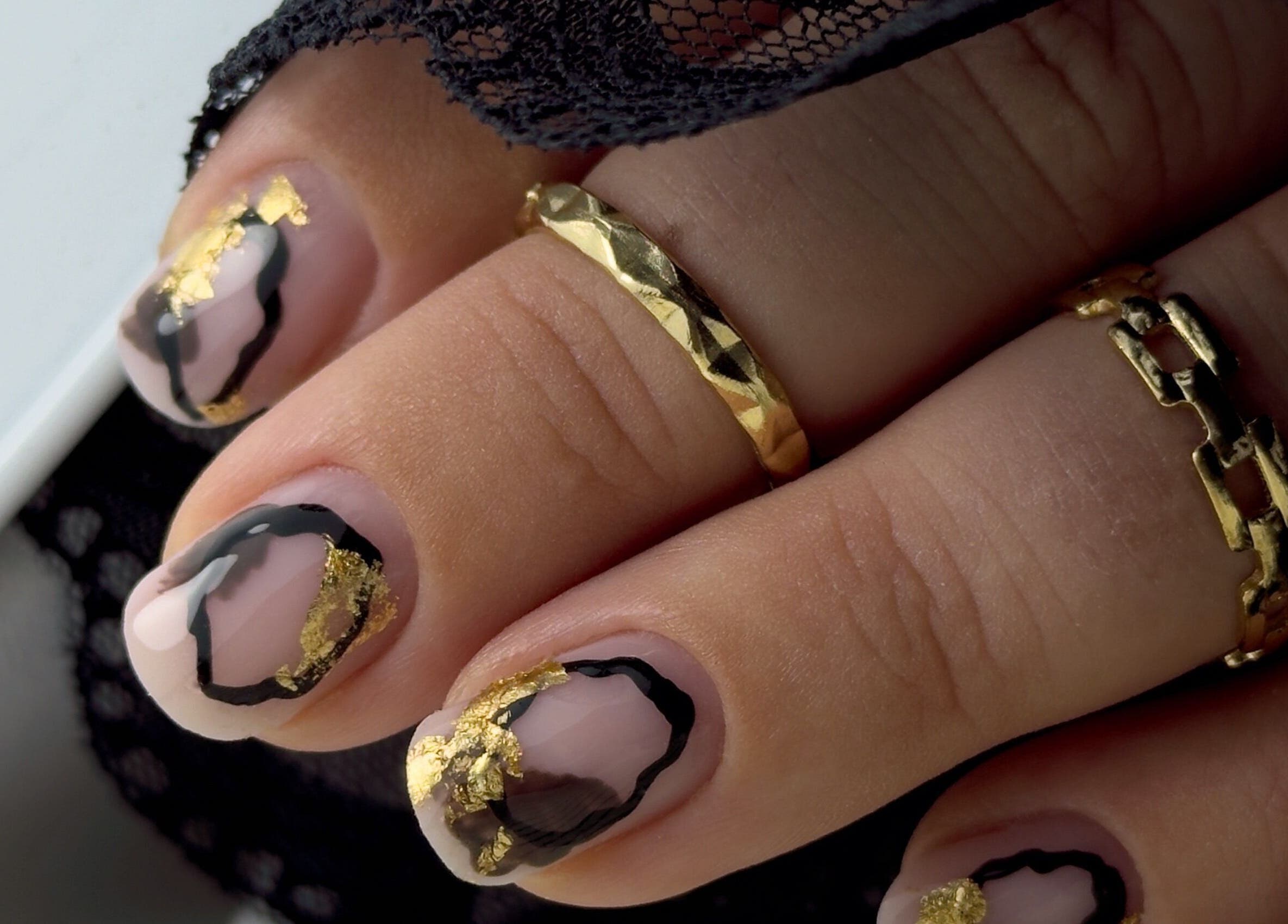 Nail art élégant chez L’instant douceur, Maillot, Bourgogne-franche-comté, FR. Des motifs noirs et dorés.