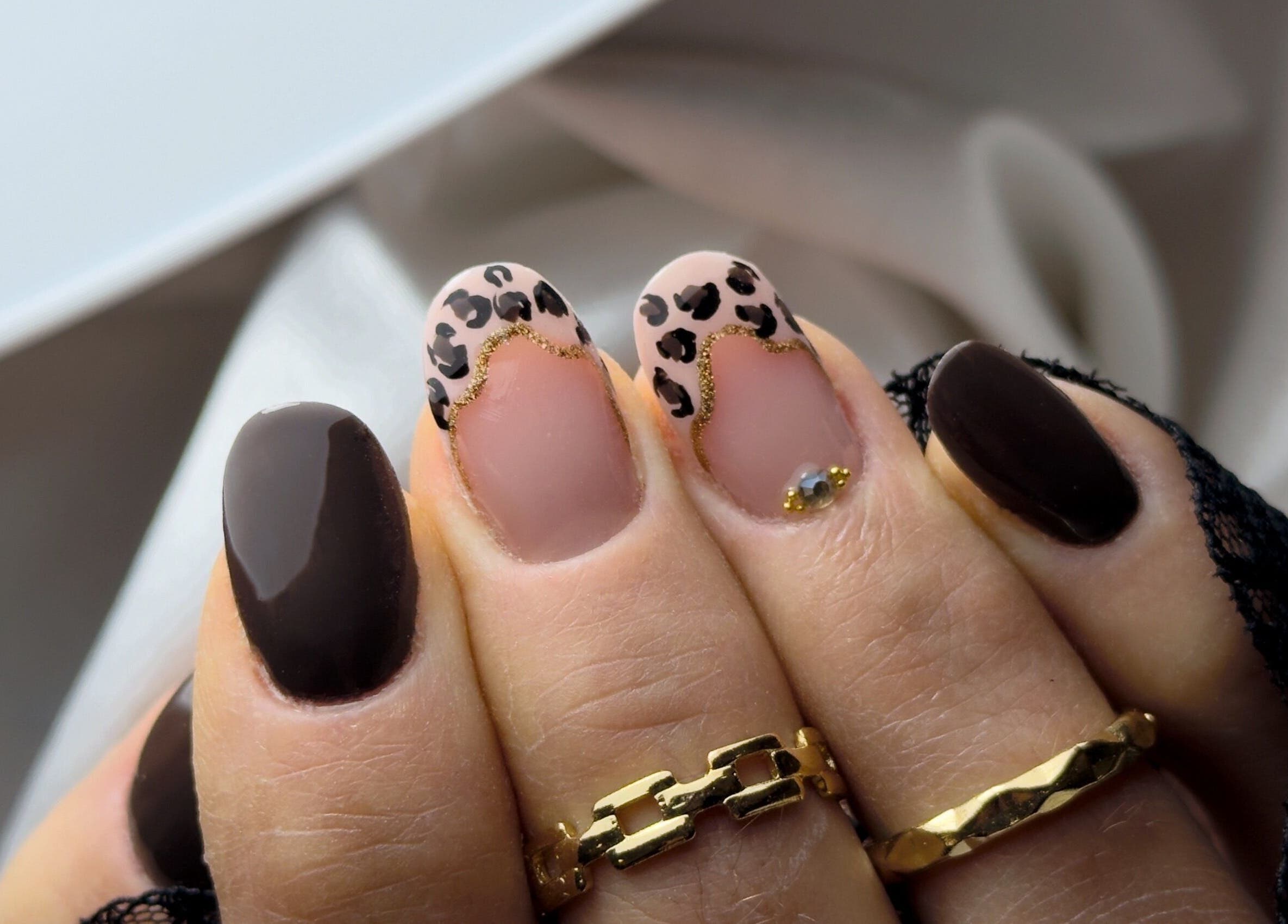 Manucure élégante à L'instant douceur, Maillot, Bourgogne-Franche-Comté, FR avec motifs léopard et bijoux.
