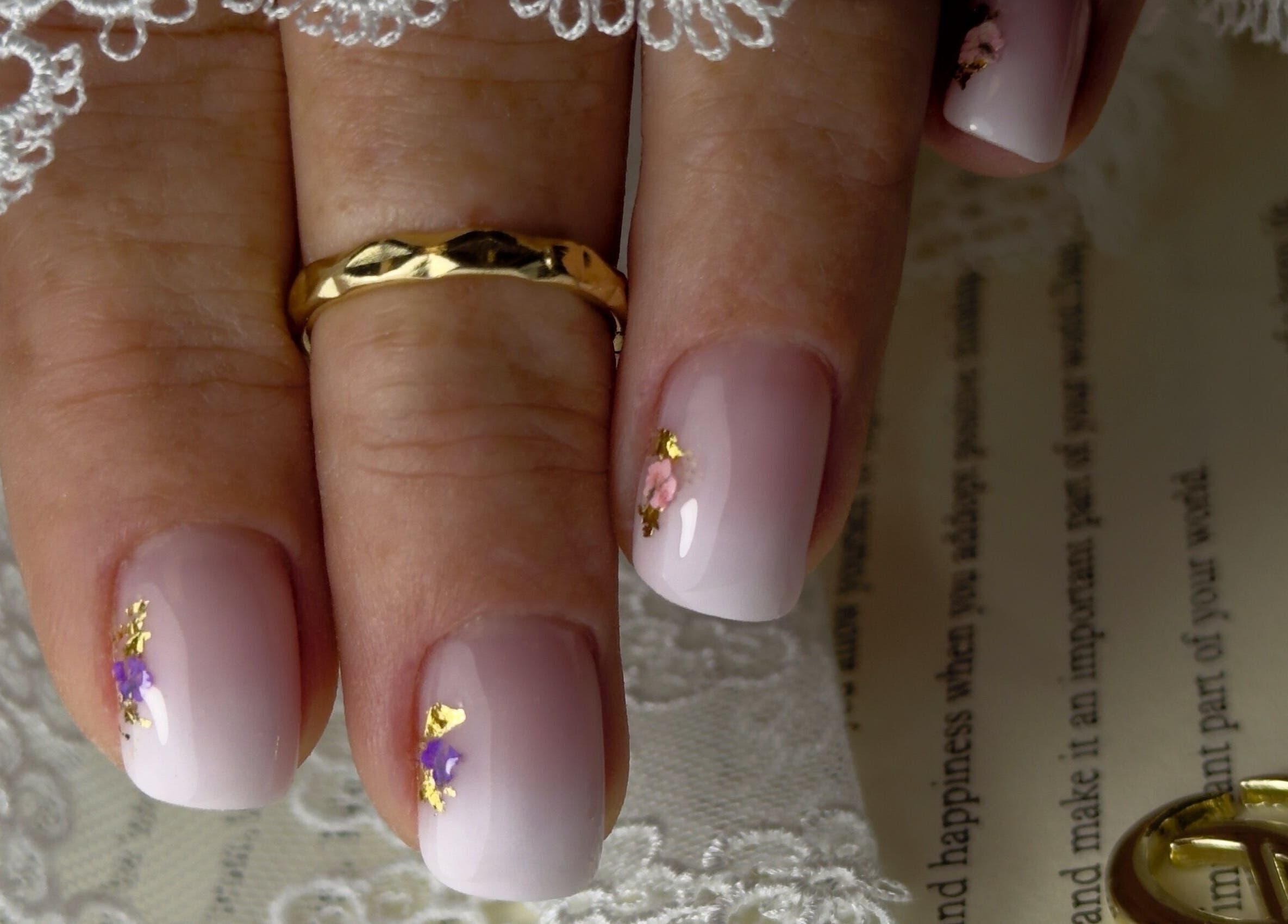 Manucure élégante chez L’instant douceur, Maillot, Bourgogne-franche-comté, FR. Ongles ornés de détails dorés.