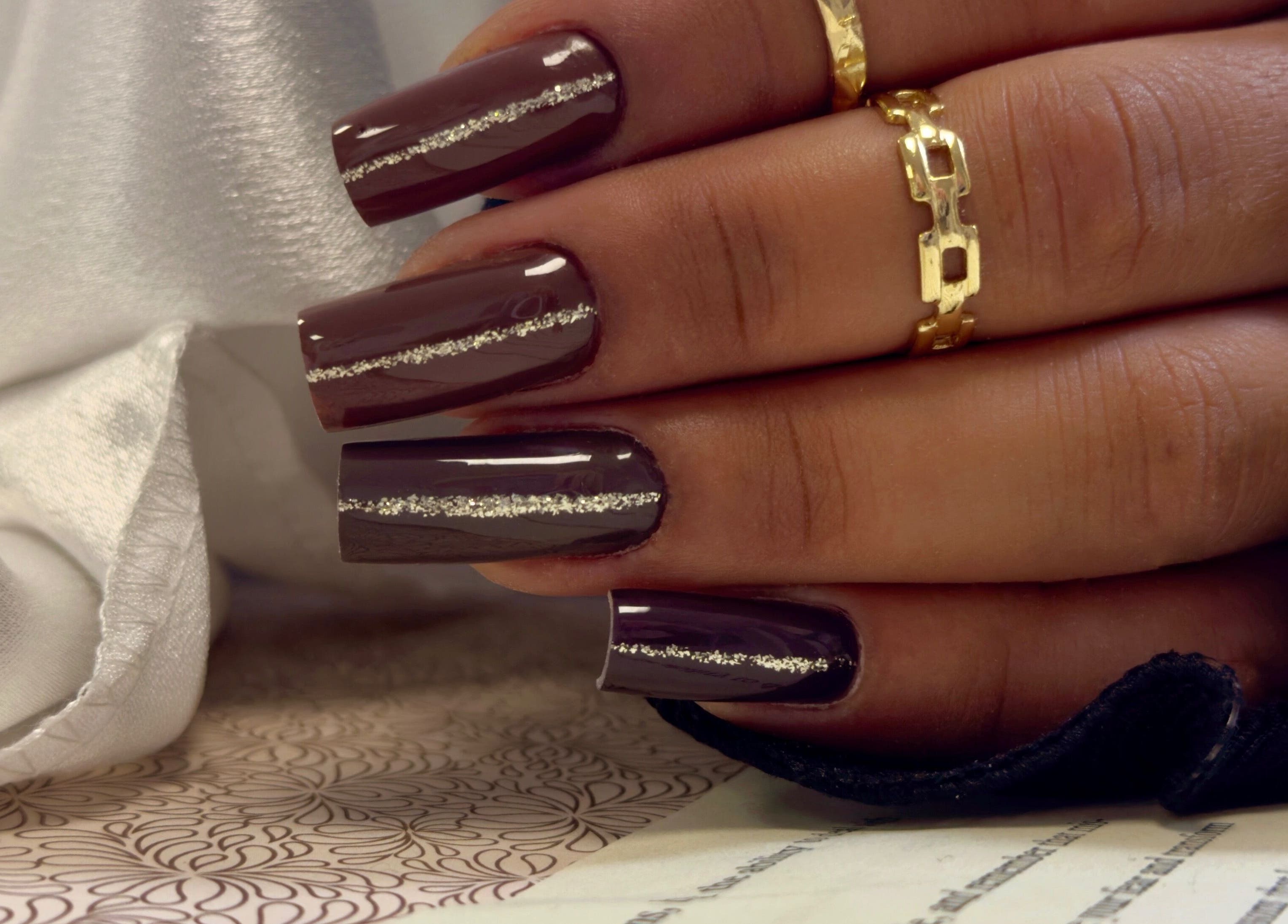 Manucure brune élégante avec paillettes à L’instant douceur, Maillot, Bourgogne-franche-comté, FR.