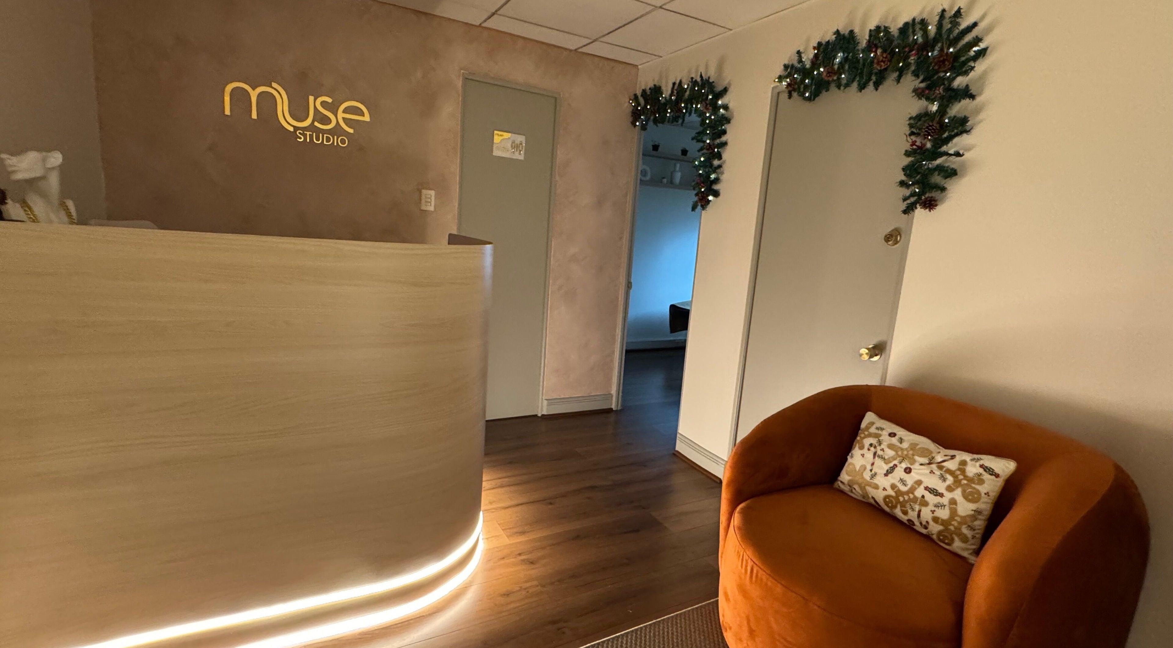 Recepción de lujo en Muse Studio, Santiago, Región Metropolitana, CL, con decoración moderna y acogedora.