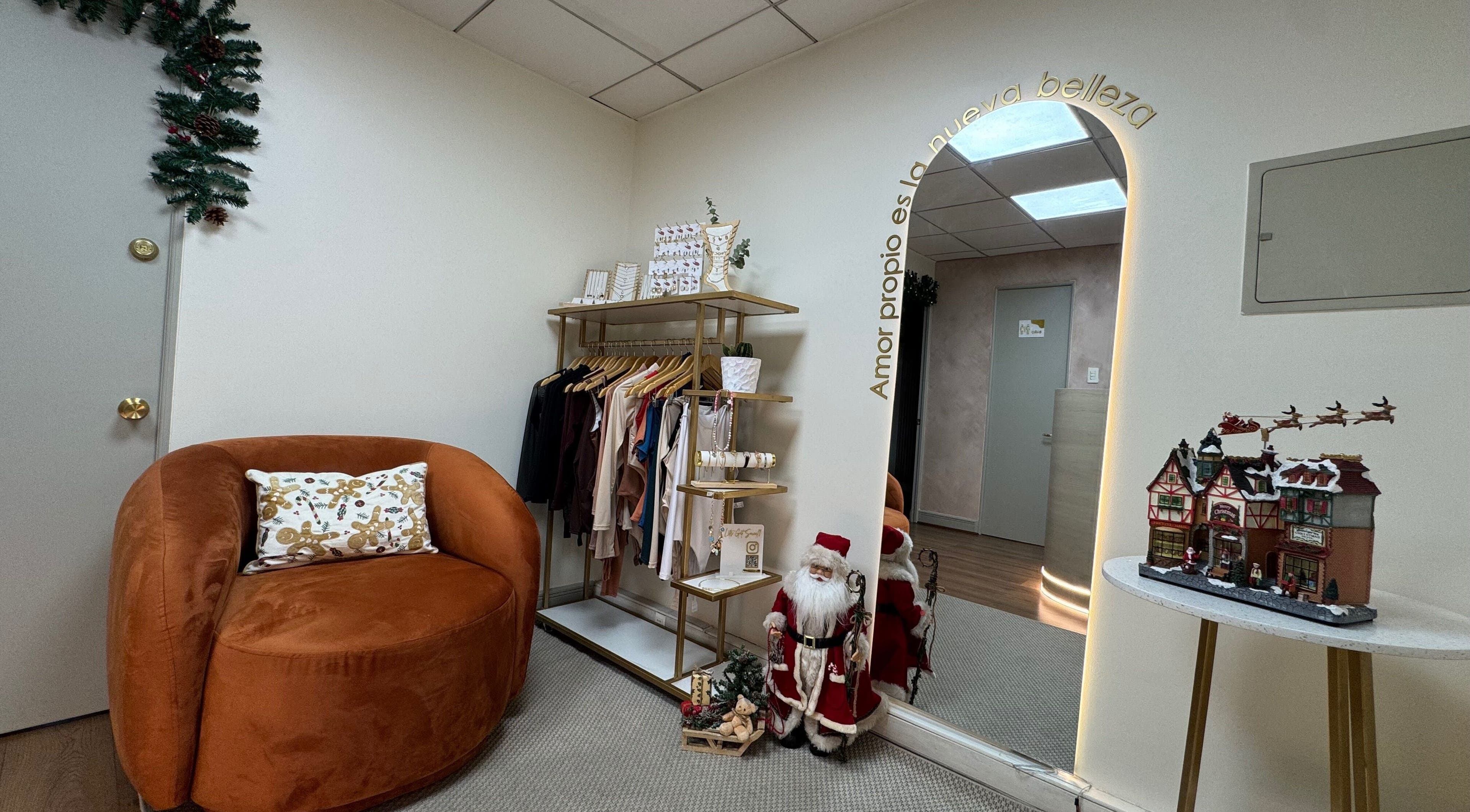 Sala de espera acogedora de Muse Studio, Santiago, Región Metropolitana, CL, con silla y decoración navideña.