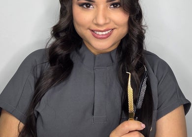 Profesional en Lash Studio by Elianna, Willemstad, Curaçao, CW, con herramientas de estética en mano.