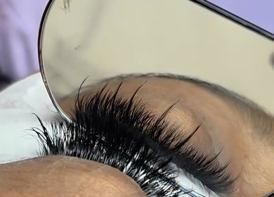 Extensiones de pestañas reflejadas en el espejo del Lash Studio by Elianna ubicado en Willemstad, Curaçao, CW.