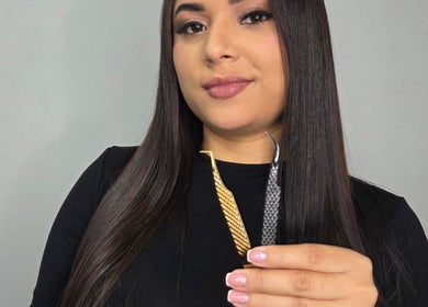 Técnica en Lash Studio by Elianna, Willemstad, Curaçao, CW mostrando herramientas especializadas para extensiones.