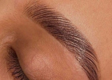 Cejas perfectamente arregladas en Lash Studio by Elianna, Willemstad, Curaçao, CW.