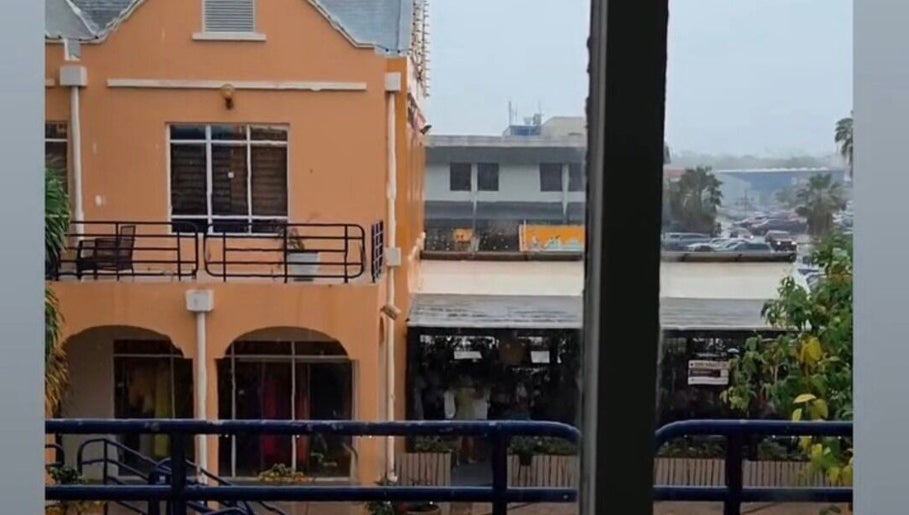 Vista del edificio desde Lash Studio by Elianna en Willemstad, Curaçao, CW en un día lluvioso.