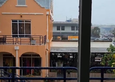 Vista del edificio desde Lash Studio by Elianna en Willemstad, Curaçao, CW en un día lluvioso.