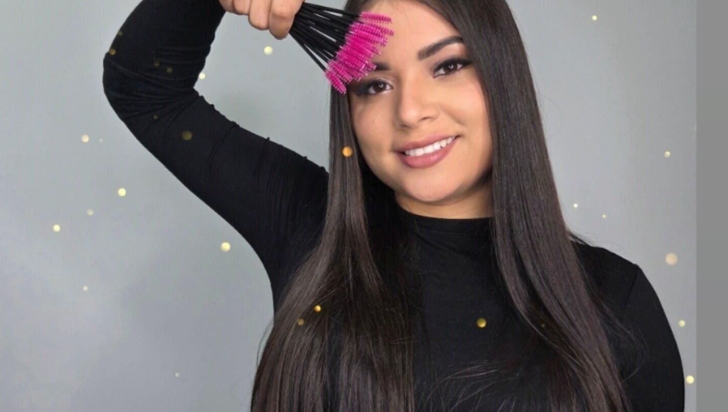 Estilista mostrando cepillos en E.E. Lash & Brows Studio, Willemstad, Curaçao, CW.