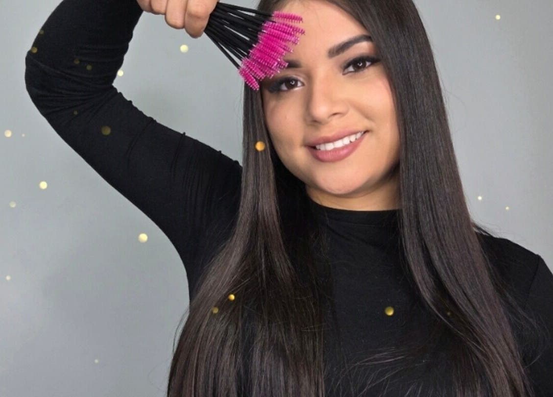 Estilista mostrando cepillos en E.E. Lash & Brows Studio, Willemstad, Curaçao, CW.