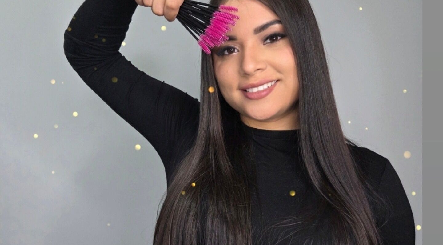 Estilista mostrando cepillos en E.E. Lash & Brows Studio, Willemstad, Curaçao, CW.